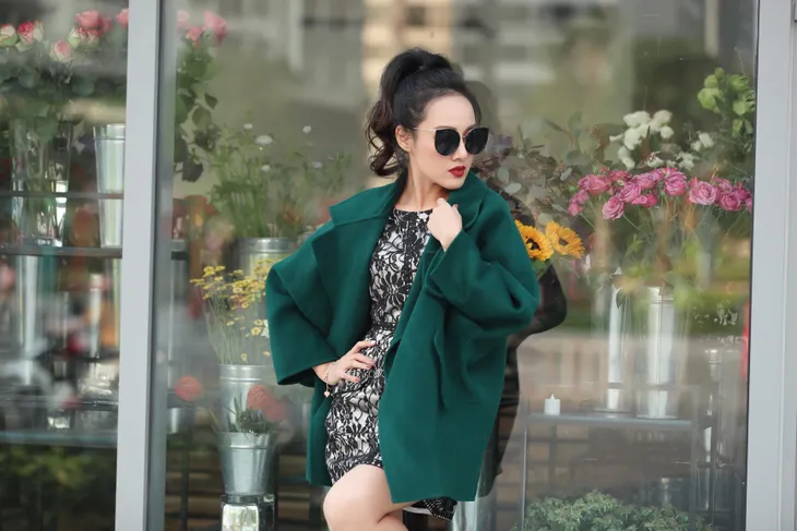 BTV Hoài Anh tươi trẻ dạo phố ngày giáp Tết - Ảnh 1. BTV Hoài Anh tươi trẻ dạo phố ngày giáp Tết - Ảnh 1.