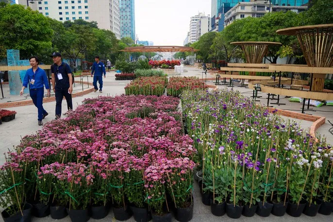 Nét độc đáo đường hoa Nguyễn Huệ Tết Mậu Tuất năm 2018 - Ảnh 2. Nét độc đáo đường hoa Nguyễn Huệ Tết Mậu Tuất năm 2018 - Ảnh 2.