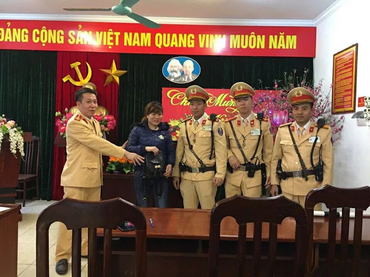CSGT dùng xe chuyên dụng đưa 1 phụ nữ kịp về quê đón Giao thừa - Ảnh 1. CSGT dùng xe chuyên dụng đưa 1 phụ nữ kịp về quê đón Giao thừa - Ảnh 1.