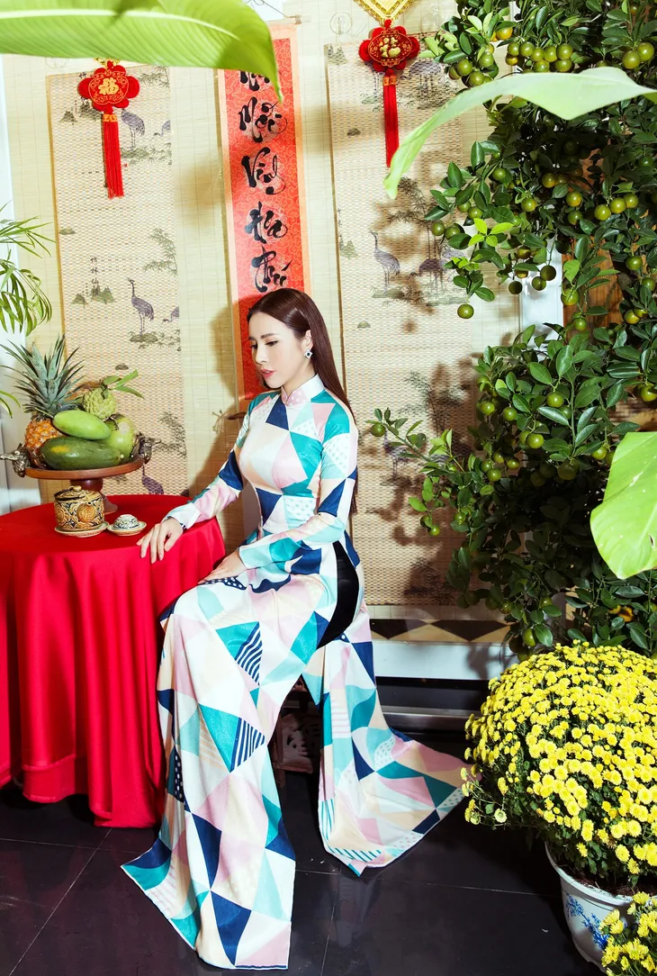 Hoa hậu Hoàng Dung đẹp dịu dàng trong tà áo dài - Ảnh 7. Hoa hậu Hoàng Dung đẹp dịu dàng trong tà áo dài - Ảnh 7.