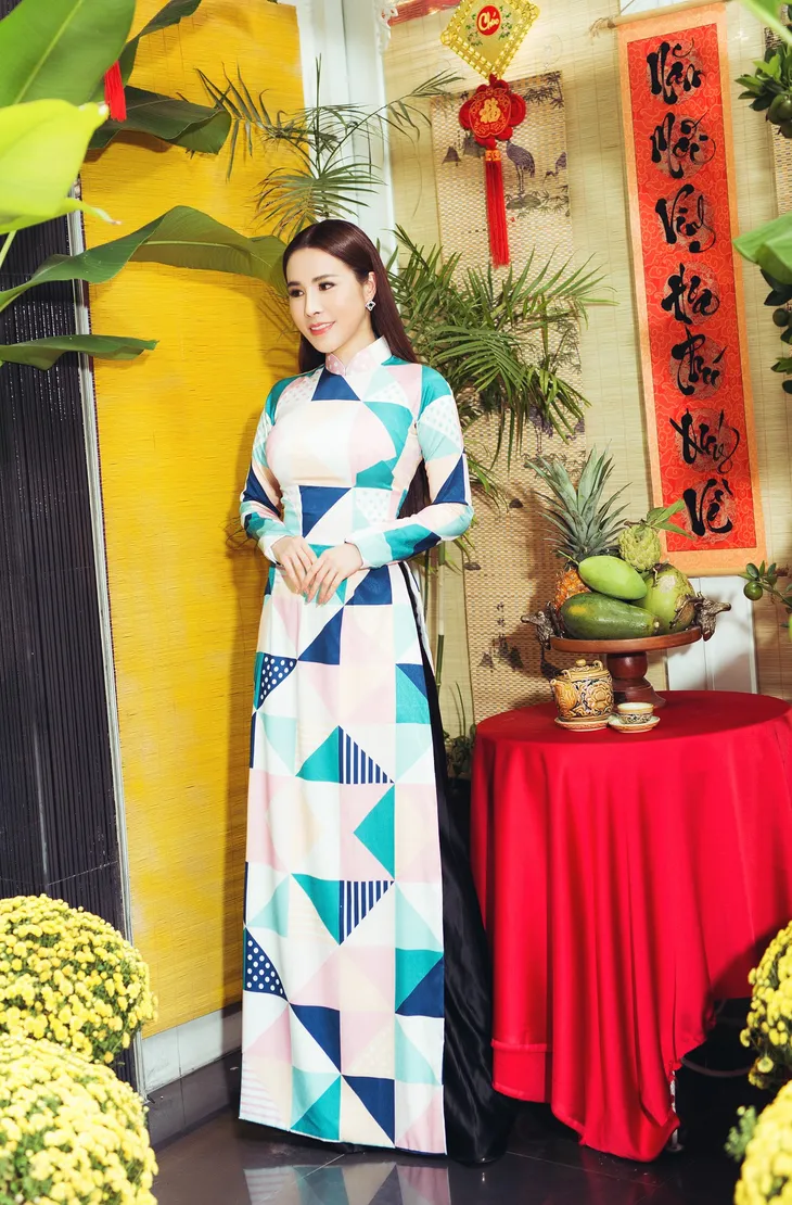 Hoa hậu Hoàng Dung đẹp dịu dàng trong tà áo dài - Ảnh 5. Hoa hậu Hoàng Dung đẹp dịu dàng trong tà áo dài - Ảnh 5.