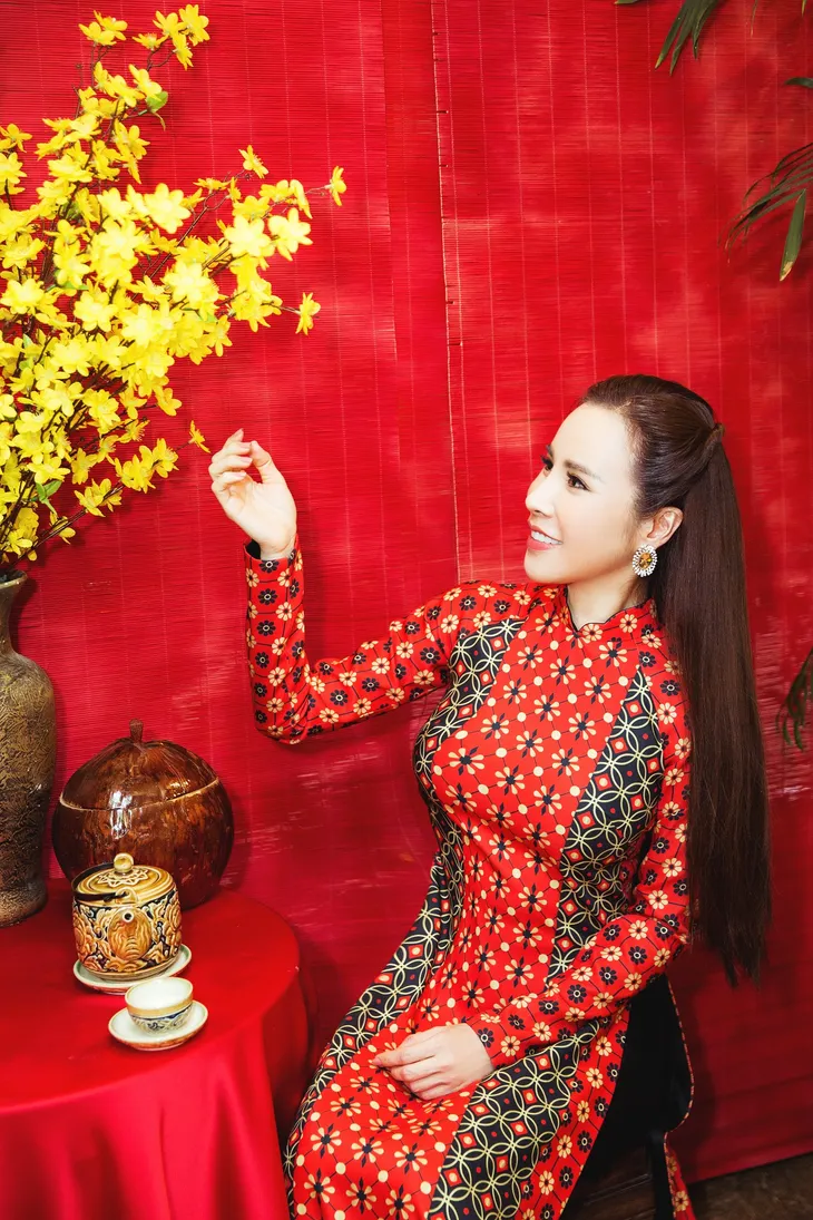 Hoa hậu Hoàng Dung đẹp dịu dàng trong tà áo dài - Ảnh 1. Hoa hậu Hoàng Dung đẹp dịu dàng trong tà áo dài - Ảnh 1.