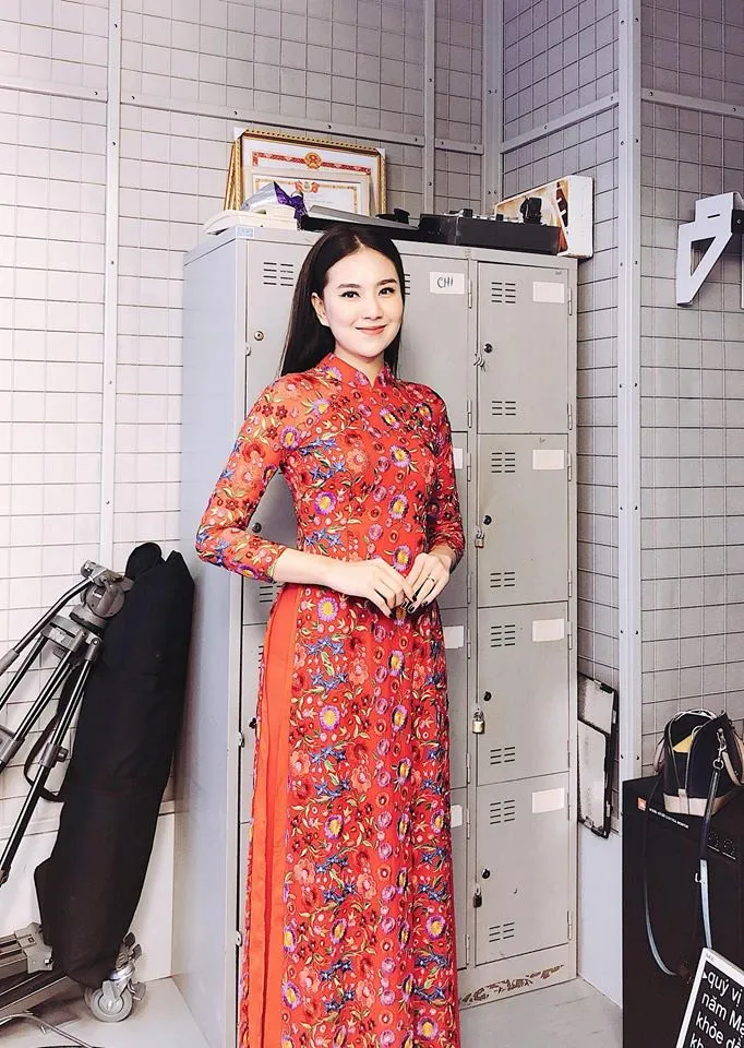 Muôn kiểu áo dài diện Tết của MC Mai Ngọc - Ảnh 4. Muôn kiểu áo dài diện Tết của MC Mai Ngọc - Ảnh 4.
