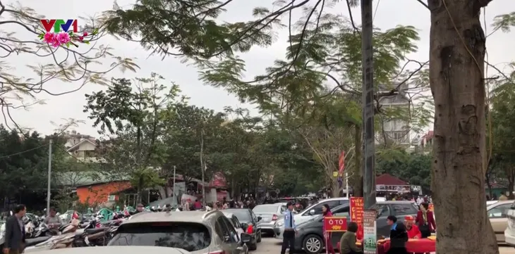 Ùn tắc giao thông đường vào phủ Tây Hồ ngày Tết - Ảnh 2. Ùn tắc giao thông đường vào phủ Tây Hồ ngày Tết - Ảnh 2.