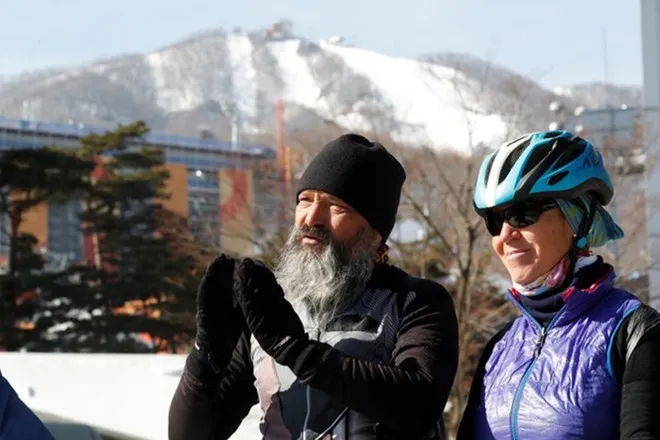 Bố mẹ đạp xe 1 năm từ Thụy Sĩ đến cổ vũ con thi đấu Olympic PyeongChang - Ảnh 1. Bố mẹ đạp xe 1 năm từ Thụy Sĩ đến cổ vũ con thi đấu Olympic PyeongChang - Ảnh 1.