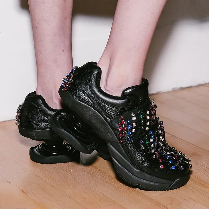 Christopher Kane trở lại với mẫu giày độc, lạ gây tranh cãi - Ảnh 2. Christopher Kane trở lại với mẫu giày độc, lạ gây tranh cãi - Ảnh 2.