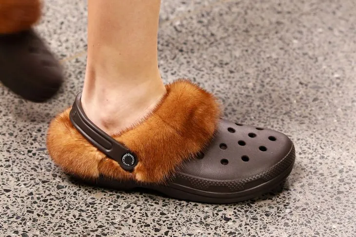 Christopher Kane trở lại với mẫu giày độc, lạ gây tranh cãi - Ảnh 3. Christopher Kane trở lại với mẫu giày độc, lạ gây tranh cãi - Ảnh 3.