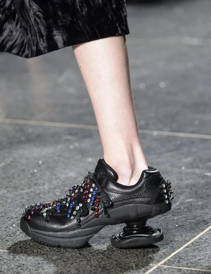 Christopher Kane trở lại với mẫu giày độc, lạ gây tranh cãi - Ảnh 1. Christopher Kane trở lại với mẫu giày độc, lạ gây tranh cãi - Ảnh 1.