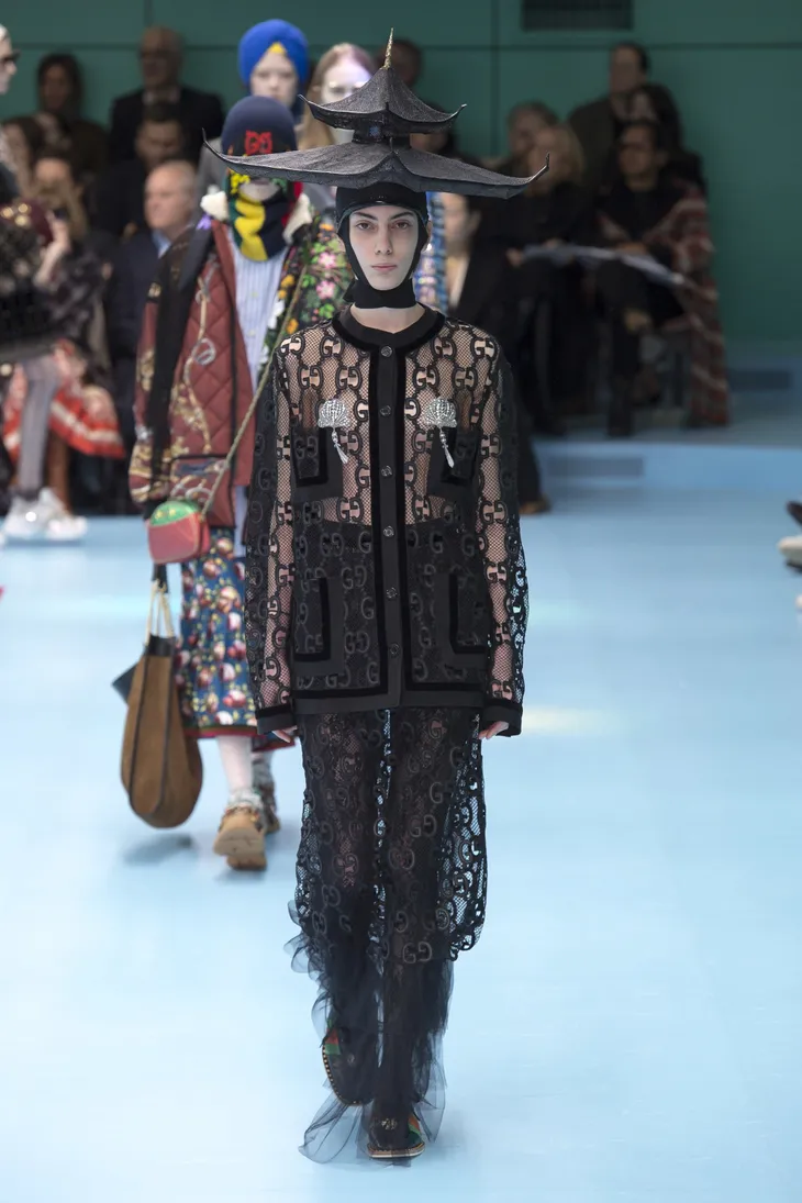 Rắn, rồng và đầu nhân tạo, còn gì trong show của Gucci? - Ảnh 10. Rắn, rồng và đầu nhân tạo, còn gì trong show của Gucci? - Ảnh 10.