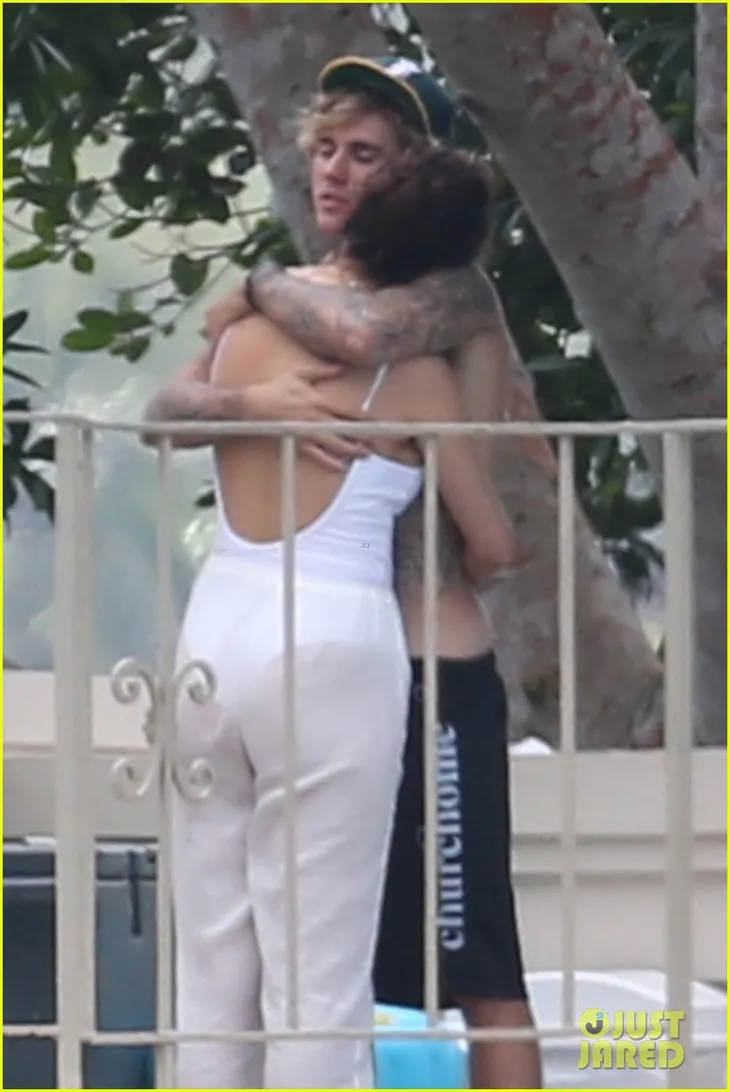 Justin Bieber – Selena Gomez khiến người khác phát hờn với hình ảnh mật ngọt - Ảnh 1. Justin Bieber – Selena Gomez khiến người khác phát hờn với hình ảnh mật ngọt - Ảnh 1.