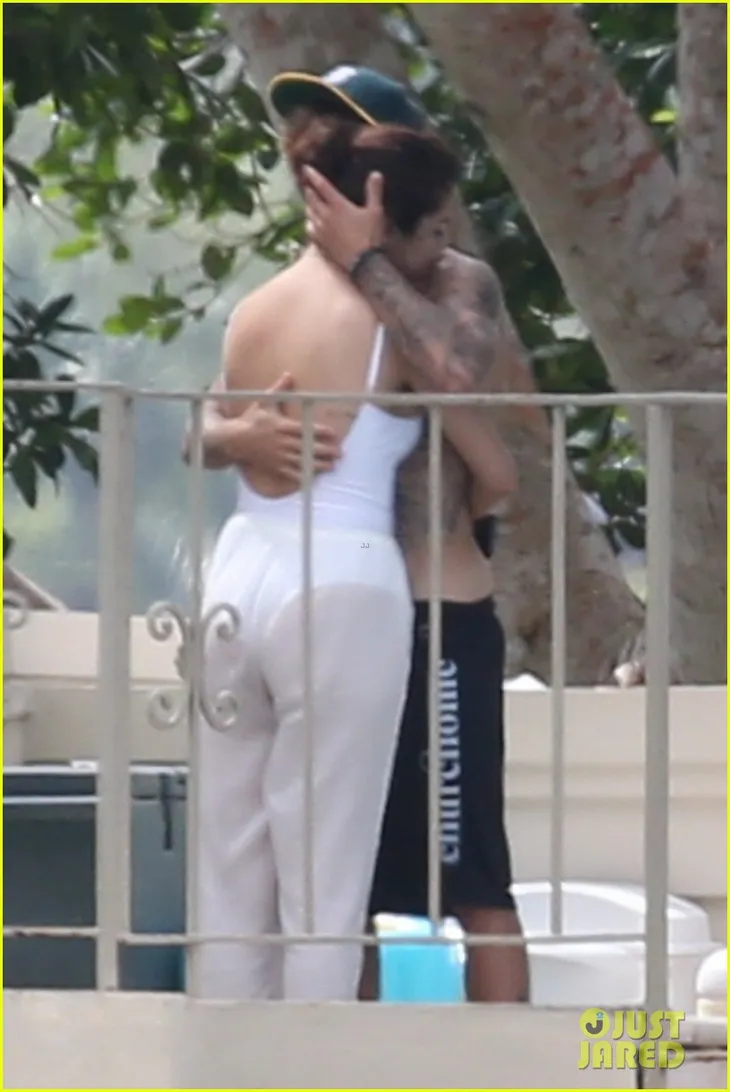 Justin Bieber – Selena Gomez khiến người khác phát hờn với hình ảnh mật ngọt - Ảnh 4. Justin Bieber – Selena Gomez khiến người khác phát hờn với hình ảnh mật ngọt - Ảnh 4.