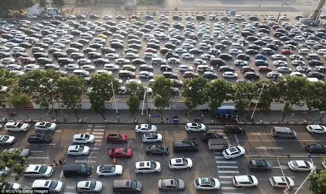 Hàng chục nghìn ô tô mắc kẹt khi chờ qua phà sau Tết ở Trung Quốc - Ảnh 1. Hàng chục nghìn ô tô mắc kẹt khi chờ qua phà sau Tết ở Trung Quốc - Ảnh 1.