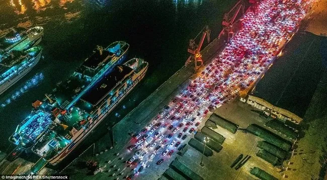 Hàng chục nghìn ô tô mắc kẹt khi chờ qua phà sau Tết ở Trung Quốc - Ảnh 2. Hàng chục nghìn ô tô mắc kẹt khi chờ qua phà sau Tết ở Trung Quốc - Ảnh 2.