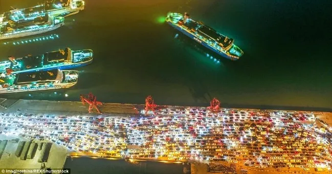 Hàng chục nghìn ô tô mắc kẹt khi chờ qua phà sau Tết ở Trung Quốc - Ảnh 3. Hàng chục nghìn ô tô mắc kẹt khi chờ qua phà sau Tết ở Trung Quốc - Ảnh 3.