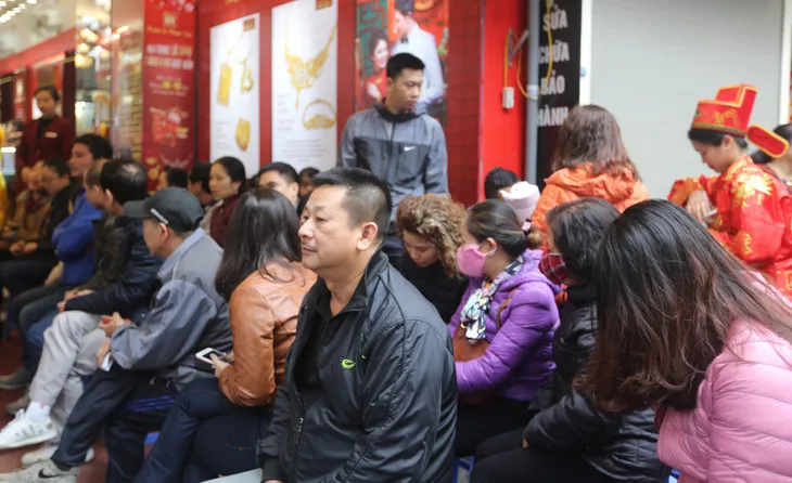 Nườm nượp người mua vàng ngày Thần Tài - Ảnh 4. Nườm nượp người mua vàng ngày Thần Tài - Ảnh 4.