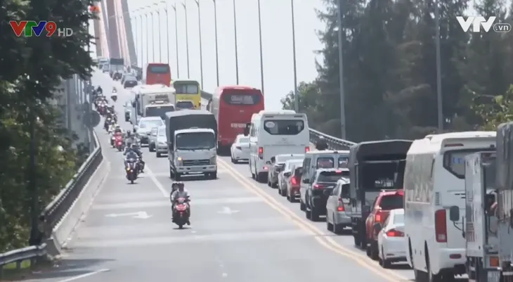 Liên tiếp xảy ra tai nạn, cầu Rạch Miễu ùn tắc nghiêm trọng - Ảnh 1.