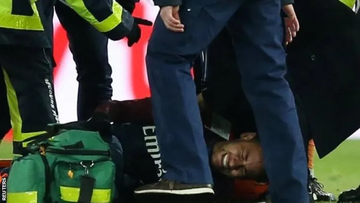 Neymar bật khóc, rời sân bằng cáng cứu thương - Ảnh 1. Neymar bật khóc, rời sân bằng cáng cứu thương - Ảnh 1.