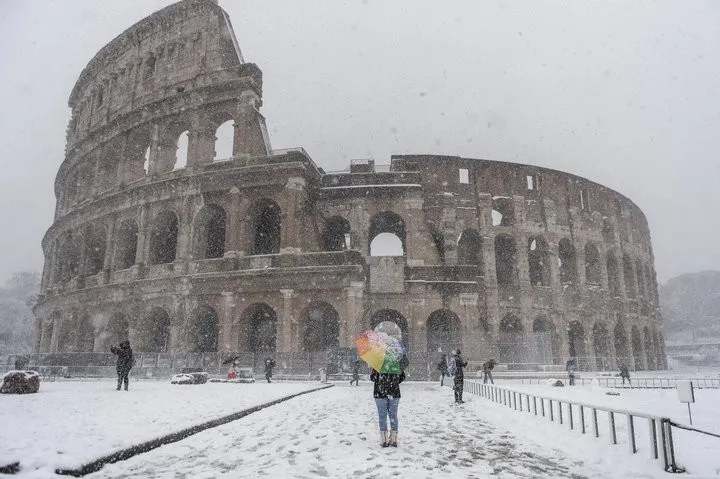 Bão tuyết hiếm hoi tràn qua thủ đô Rome, Italy - Ảnh 1. Bão tuyết hiếm hoi tràn qua thủ đô Rome, Italy - Ảnh 1.