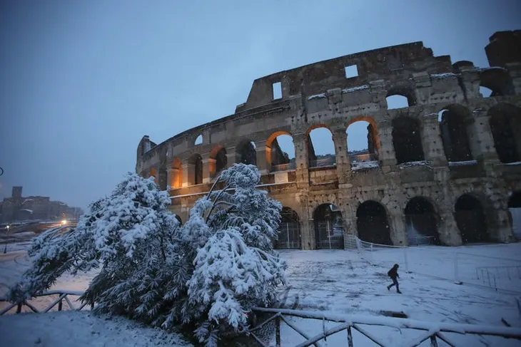 Bão tuyết bất thường ở Italy, giao thông, du lịch bị đình trệ - Ảnh 1. Bão tuyết bất thường ở Italy, giao thông, du lịch bị đình trệ - Ảnh 1.