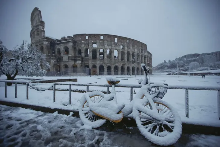 Bão tuyết bất thường ở Italy, giao thông, du lịch bị đình trệ - Ảnh 4. Bão tuyết bất thường ở Italy, giao thông, du lịch bị đình trệ - Ảnh 4.