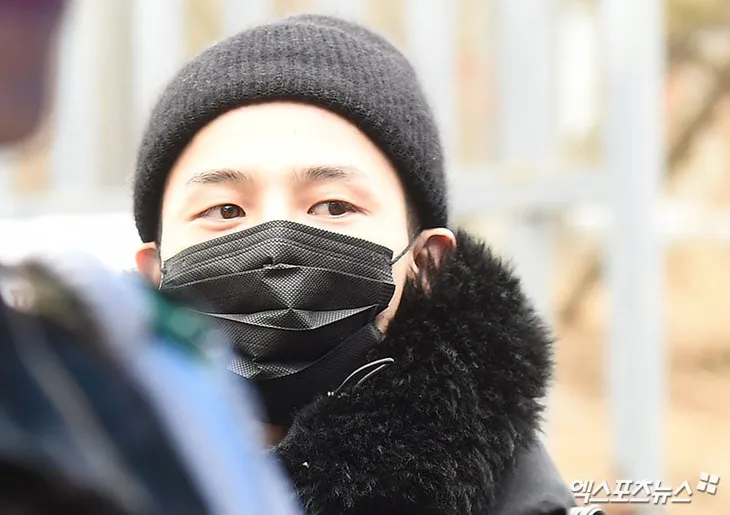 Rừng người hâm mộ chia tay G-Dragon nhập ngũ - Ảnh 1. Rừng người hâm mộ chia tay G-Dragon nhập ngũ - Ảnh 1.