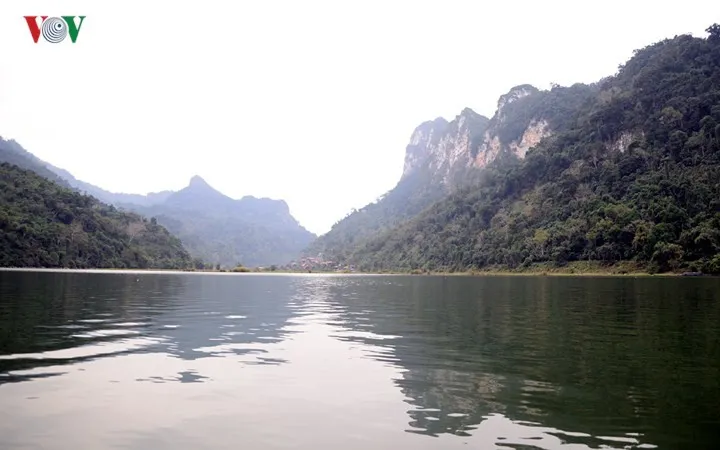 Cảnh đẹp “khó hững hờ” ở hồ Ba Bể trong tiết trời xuân - Ảnh 1. Cảnh đẹp “khó hững hờ” ở hồ Ba Bể trong tiết trời xuân - Ảnh 1.