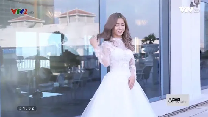 Xu hướng váy cưới 2018: Cổ cao, ống tay dài? - Ảnh 1. Xu hướng váy cưới 2018: Cổ cao, ống tay dài? - Ảnh 1.
