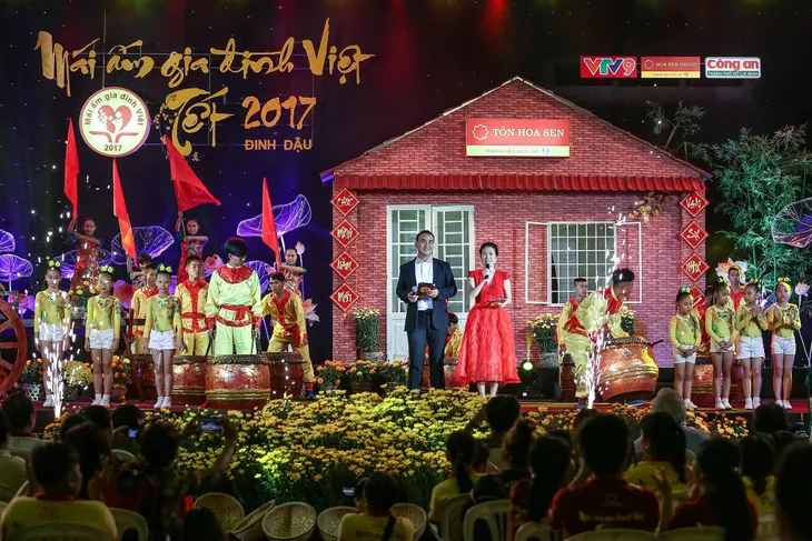 Mái ấm gia đình Việt - Mang Tết ấm tình thân tới những hoàn cảnh khó khăn - Ảnh 2.