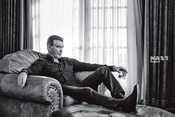 Pierce Brosnan - Gừng càng già càng cay - Ảnh 2. Pierce Brosnan - Gừng càng già càng cay - Ảnh 2.