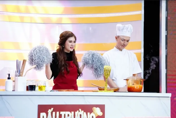 Đấu trường ẩm thực: Chọn món ăn dễ nhằn, Thanh Trúc vẫn bại thảm hại trước Hòa Hiệp - Ảnh 1. Đấu trường ẩm thực: Chọn món ăn dễ nhằn, Thanh Trúc vẫn bại thảm hại trước Hòa Hiệp - Ảnh 1.