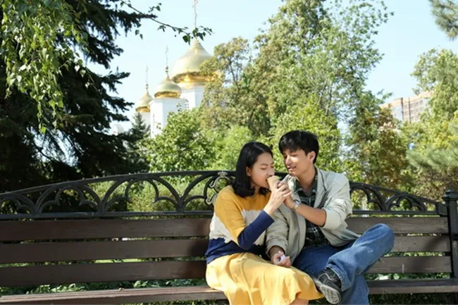 Tình khúc Bạch Dương - Tập 4: Khoảnh khắc ngọt rụng tim của Hùng và Quyên giữa cánh đồng hướng dương bao la - Ảnh 1. Tình khúc Bạch Dương - Tập 4: Khoảnh khắc ngọt rụng tim của Hùng và Quyên giữa cánh đồng hướng dương bao la - Ảnh 1.