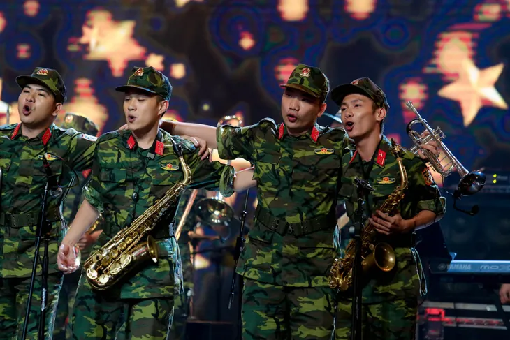 “Cỗ xe tăng” Yellow Star Big Band có trở thành quán quân Ban nhạc Việt? - Ảnh 4. “Cỗ xe tăng” Yellow Star Big Band có trở thành quán quân Ban nhạc Việt? - Ảnh 4.