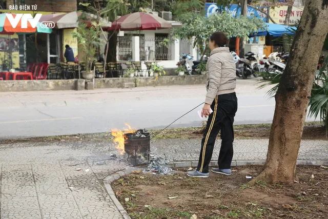 Thả cá chép tiễn ông Táo: Mặt sông hồ nhiều rác, tro hóa vàng - Ảnh 4. Thả cá chép tiễn ông Táo: Mặt sông hồ nhiều rác, tro hóa vàng - Ảnh 4.