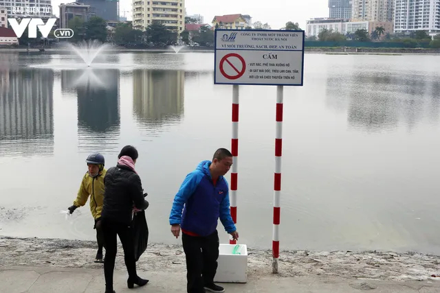 Thả cá chép tiễn ông Táo: Mặt sông hồ nhiều rác, tro hóa vàng - Ảnh 15. Thả cá chép tiễn ông Táo: Mặt sông hồ nhiều rác, tro hóa vàng - Ảnh 15.
