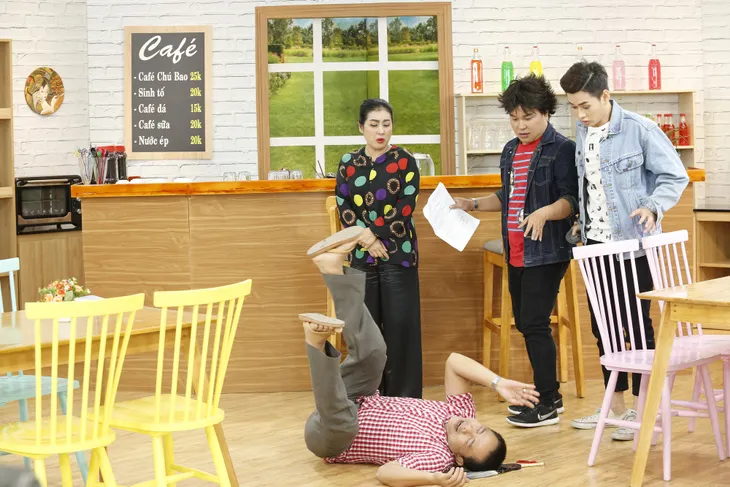 NS Trung Dân khốn đốn vì bị xã hội đen đòi nợ trong sitcom Tám công sở - Ảnh 1. NS Trung Dân khốn đốn vì bị xã hội đen đòi nợ trong sitcom Tám công sở - Ảnh 1.