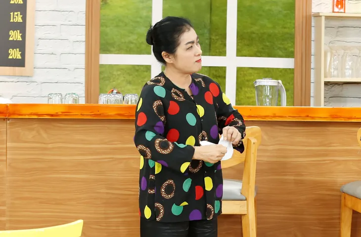 NS Trung Dân khốn đốn vì bị xã hội đen đòi nợ trong sitcom Tám công sở - Ảnh 2. NS Trung Dân khốn đốn vì bị xã hội đen đòi nợ trong sitcom Tám công sở - Ảnh 2.