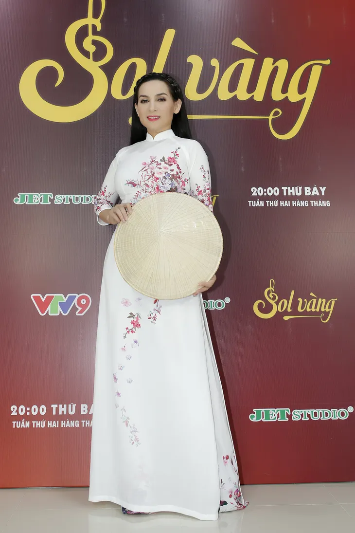 Phi Nhung tái ngộ khán giả trên sân khấu Sol vàng tháng 2 - Ảnh 1. Phi Nhung tái ngộ khán giả trên sân khấu Sol vàng tháng 2 - Ảnh 1.