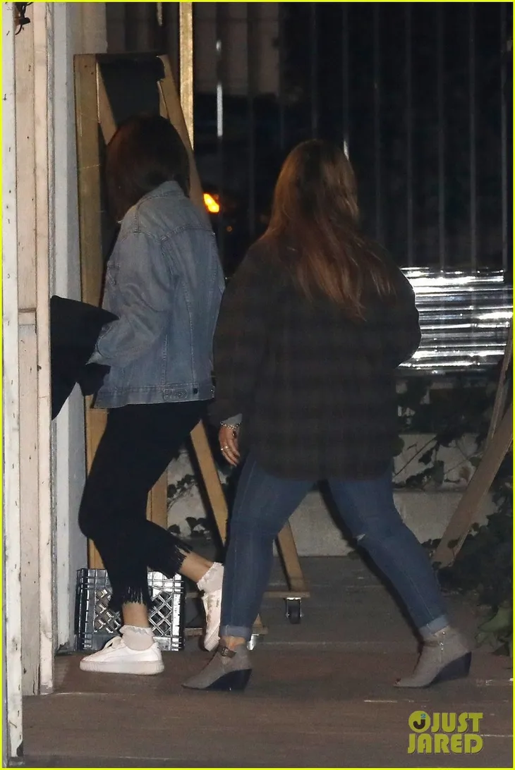 Selena Gomez và Justin Bieber đi nhà thờ vào buổi tối - Ảnh 2. Selena Gomez và Justin Bieber đi nhà thờ vào buổi tối - Ảnh 2.