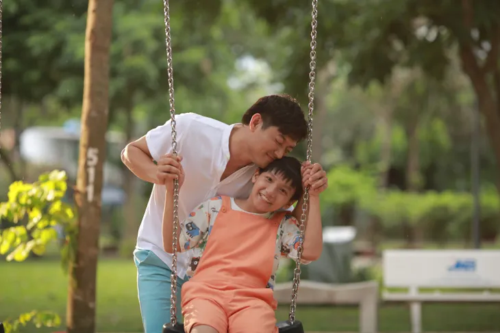 Quý Bình bàng hoàng phát hiện có con rơi trong Ở đây có nắng - Ảnh 7. Quý Bình bàng hoàng phát hiện có con rơi trong Ở đây có nắng - Ảnh 7.