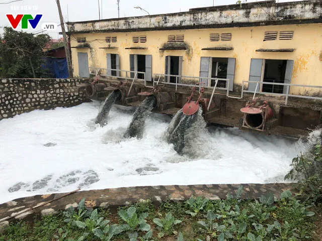 Cận cảnh dòng kênh nổi bọt ùn ùn trắng xóa như tuyết ở Hà Nam - Ảnh 2. Cận cảnh dòng kênh nổi bọt ùn ùn trắng xóa như tuyết ở Hà Nam - Ảnh 2.