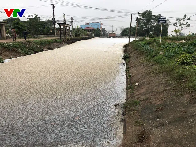 Cận cảnh dòng kênh nổi bọt ùn ùn trắng xóa như tuyết ở Hà Nam - Ảnh 6. Cận cảnh dòng kênh nổi bọt ùn ùn trắng xóa như tuyết ở Hà Nam - Ảnh 6.