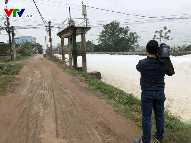 Cận cảnh dòng kênh nổi bọt ùn ùn trắng xóa như tuyết ở Hà Nam - Ảnh 5. Cận cảnh dòng kênh nổi bọt ùn ùn trắng xóa như tuyết ở Hà Nam - Ảnh 5.