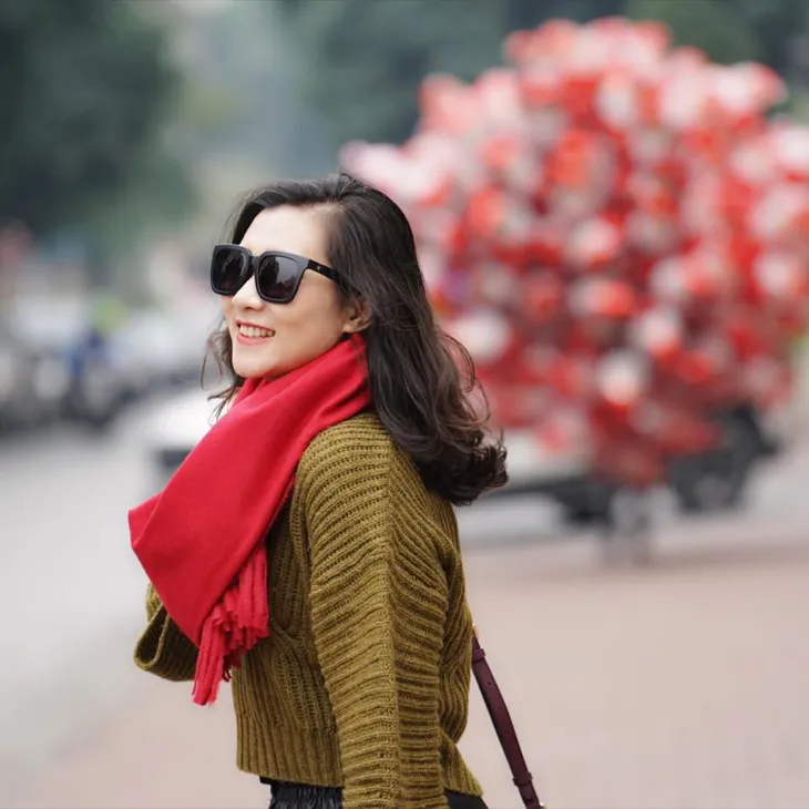 BST trang phục mùa đông vừa đẹp, vừa ấm của BTV Khánh Trang - Ảnh 13. BST trang phục mùa đông vừa đẹp, vừa ấm của BTV Khánh Trang - Ảnh 13.
