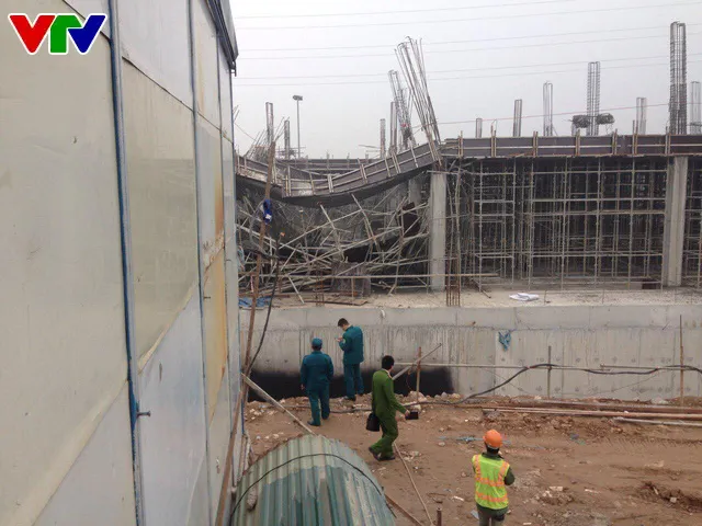 Hà Nội: Sập công trình đang xây dựng, ít nhất 3 người thiệt mạng - Ảnh 2. Hà Nội: Sập công trình đang xây dựng, ít nhất 3 người thiệt mạng - Ảnh 2.