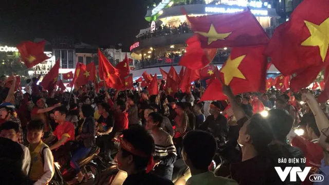 Cổ động viên cả nước vỡ òa niềm vui chiến thắng của U23 Việt Nam - Ảnh 6. Cổ động viên cả nước vỡ òa niềm vui chiến thắng của U23 Việt Nam - Ảnh 6.
