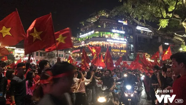 Cổ động viên cả nước vỡ òa niềm vui chiến thắng của U23 Việt Nam - Ảnh 4. Cổ động viên cả nước vỡ òa niềm vui chiến thắng của U23 Việt Nam - Ảnh 4.