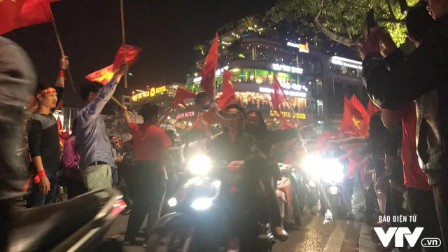 Cổ động viên cả nước vỡ òa niềm vui chiến thắng của U23 Việt Nam - Ảnh 3. Cổ động viên cả nước vỡ òa niềm vui chiến thắng của U23 Việt Nam - Ảnh 3.