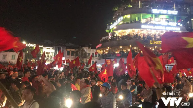 Cổ động viên cả nước vỡ òa niềm vui chiến thắng của U23 Việt Nam - Ảnh 5. Cổ động viên cả nước vỡ òa niềm vui chiến thắng của U23 Việt Nam - Ảnh 5.