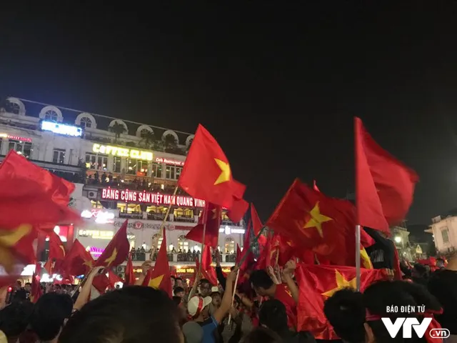 Cổ động viên cả nước vỡ òa niềm vui chiến thắng của U23 Việt Nam - Ảnh 1. Cổ động viên cả nước vỡ òa niềm vui chiến thắng của U23 Việt Nam - Ảnh 1.