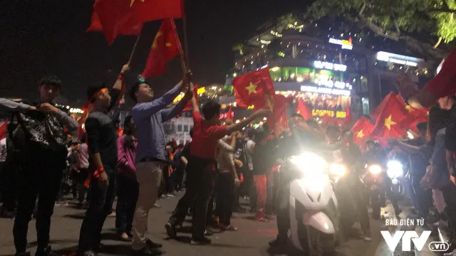 Cổ động viên cả nước vỡ òa niềm vui chiến thắng của U23 Việt Nam - Ảnh 2. Cổ động viên cả nước vỡ òa niềm vui chiến thắng của U23 Việt Nam - Ảnh 2.